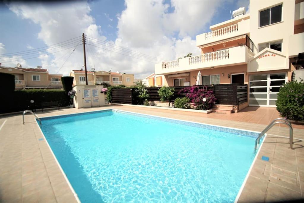 Central Pool-Side 2 Bedroom Apartment In Paphos ภายนอก รูปภาพ