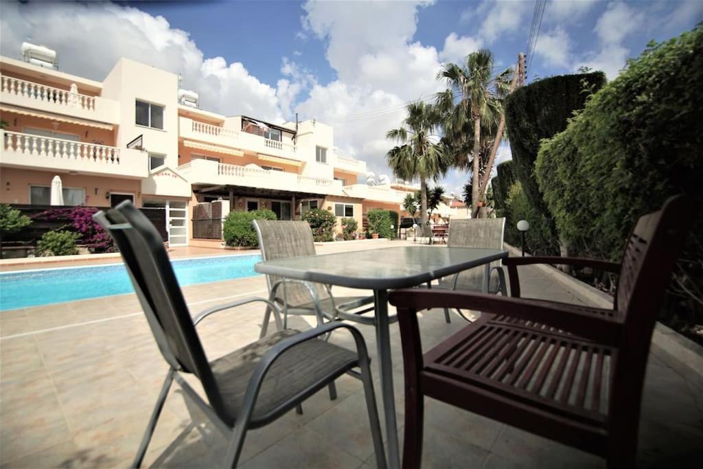 Central Pool-Side 2 Bedroom Apartment In Paphos ภายนอก รูปภาพ