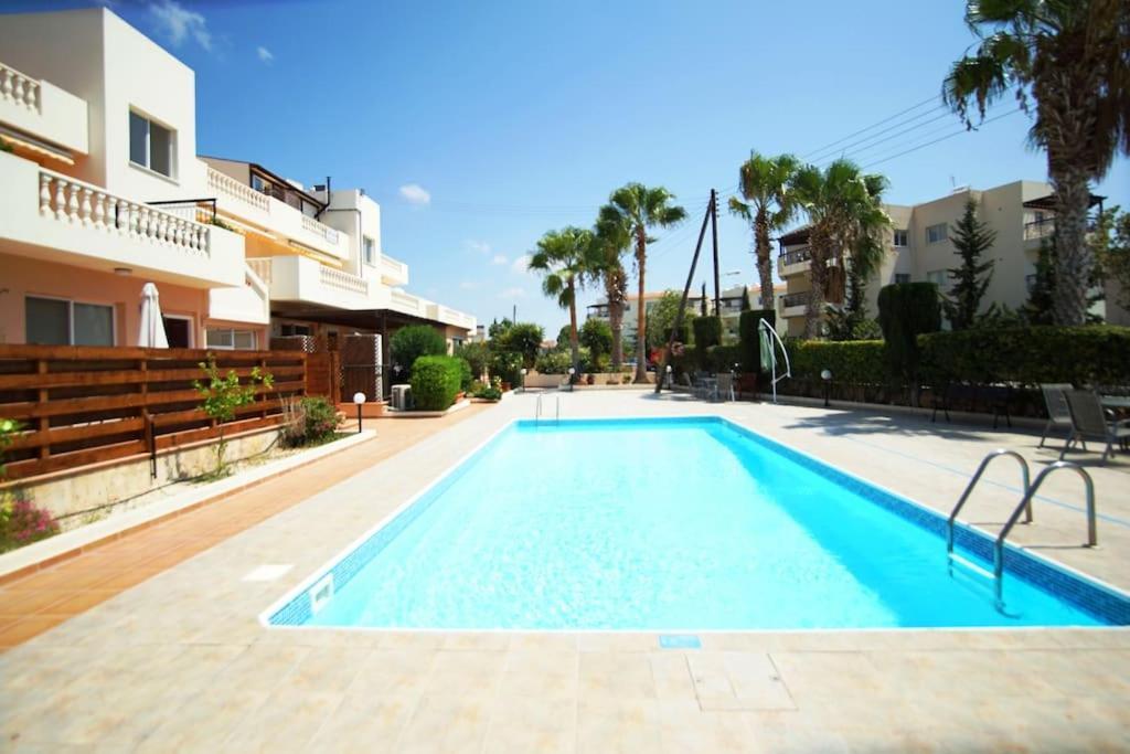 Central Pool-Side 2 Bedroom Apartment In Paphos ภายนอก รูปภาพ