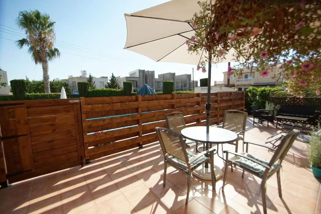 Central Pool-Side 2 Bedroom Apartment In Paphos ภายนอก รูปภาพ