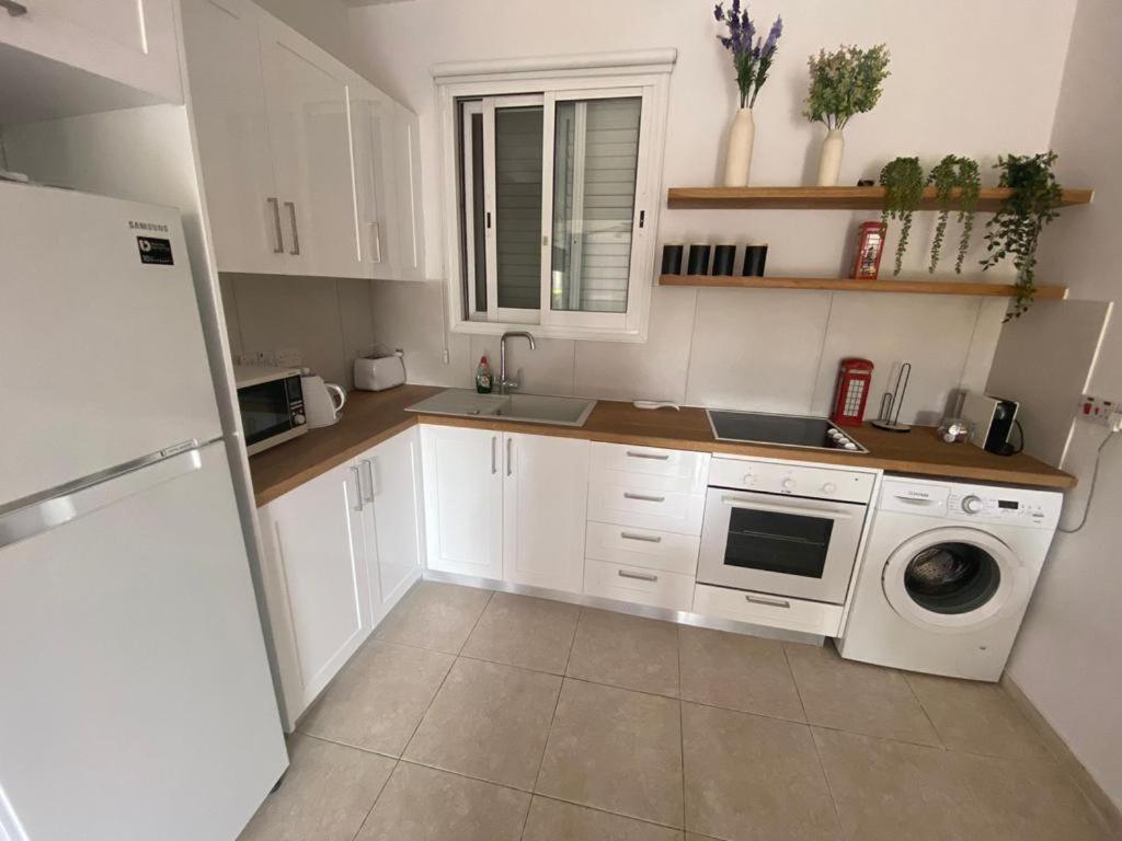 Central Pool-Side 2 Bedroom Apartment In Paphos ภายนอก รูปภาพ