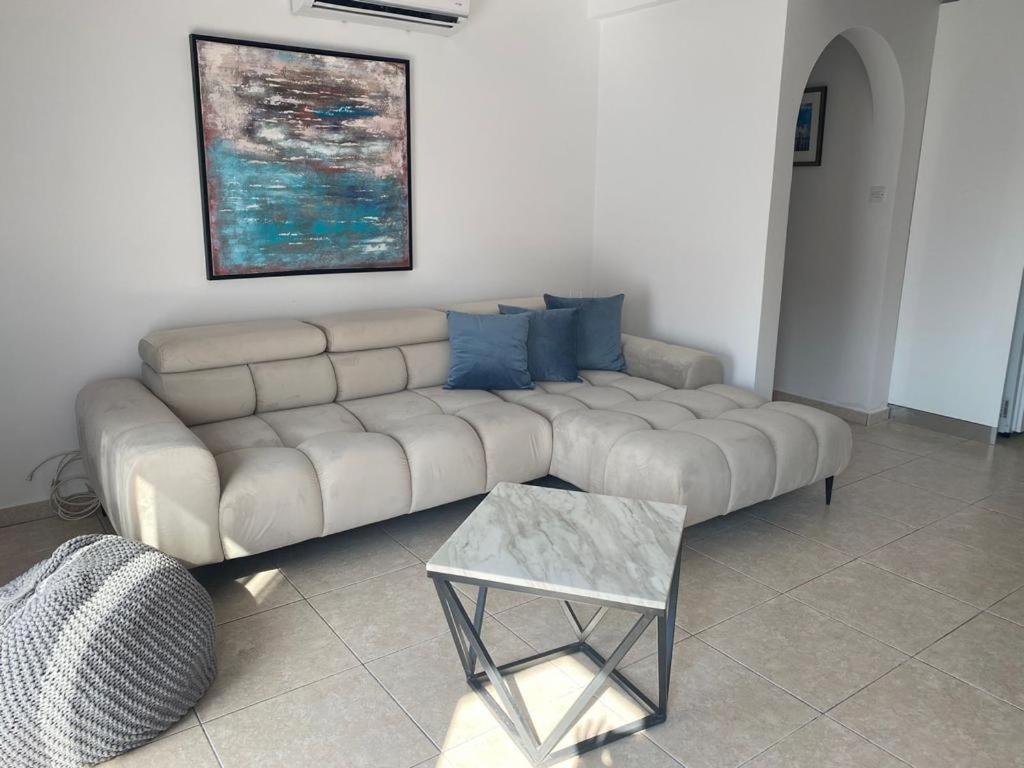 Central Pool-Side 2 Bedroom Apartment In Paphos ภายนอก รูปภาพ