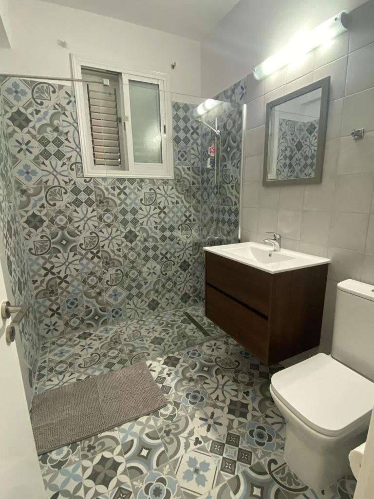 Central Pool-Side 2 Bedroom Apartment In Paphos ภายนอก รูปภาพ