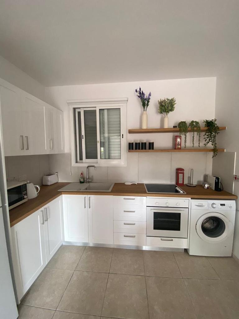 Central Pool-Side 2 Bedroom Apartment In Paphos ภายนอก รูปภาพ